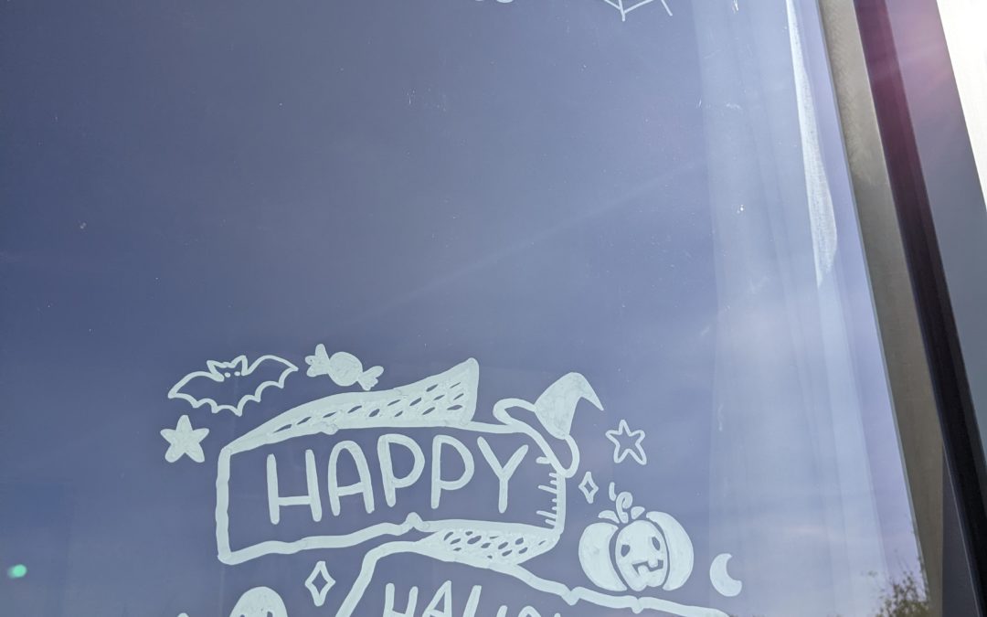 Pourquoi et comment décorer au POSCA les vitrines de vos magasins, cafés, bureaux pour Halloween ?