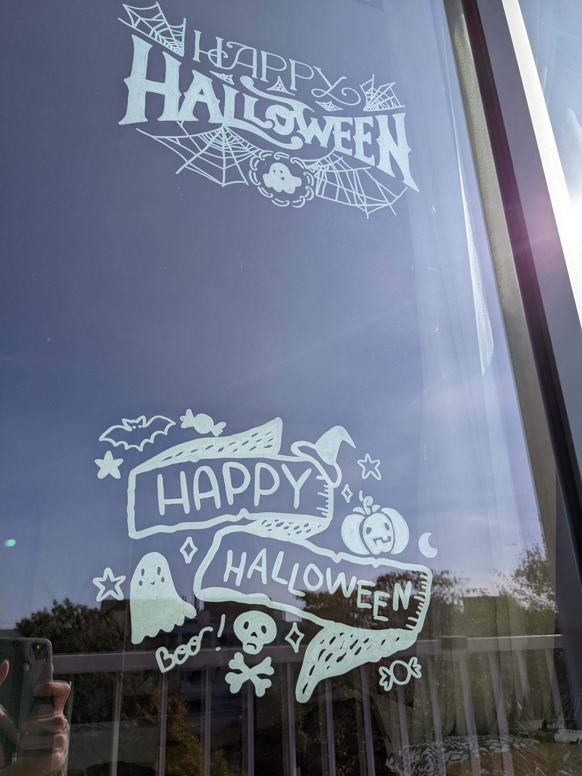 Pourquoi et comment décorer au POSCA les vitrines de vos magasins, cafés, bureaux pour Halloween ?